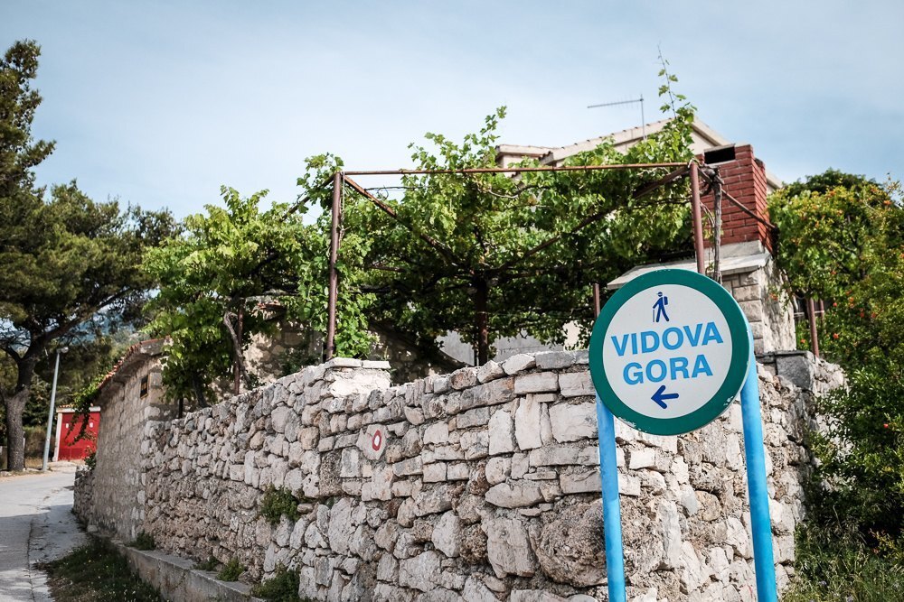 Bestiga toppen av Vidova Gora ovanför Bol, Kroatien