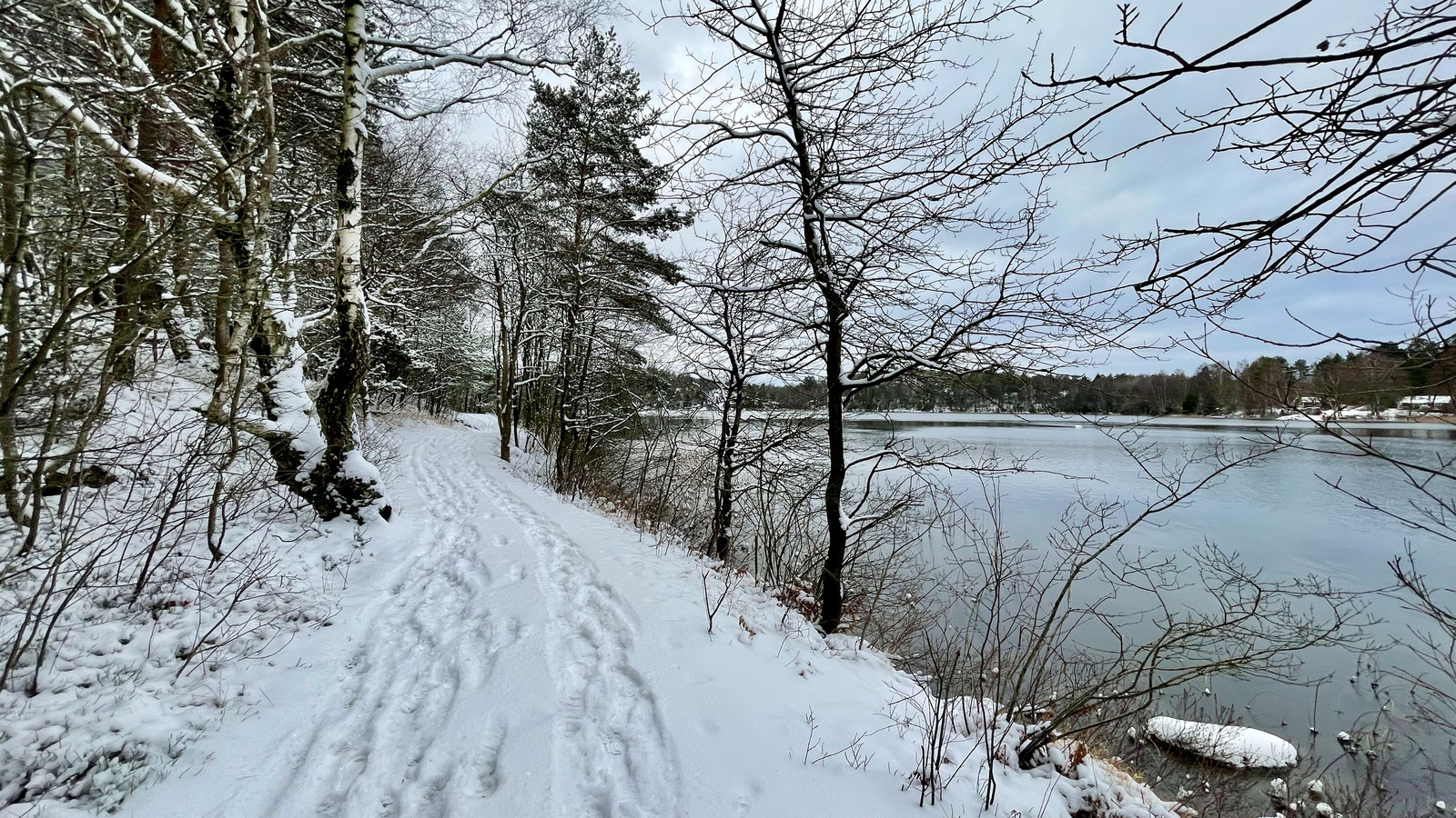 Vackra vintervägar längs Oxsjön söder om Göteborg