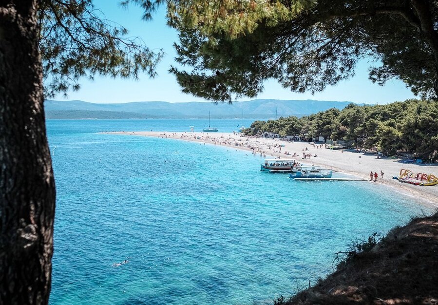 Zlatni Rat, gyllene udden, och strandpromenaden i Bol